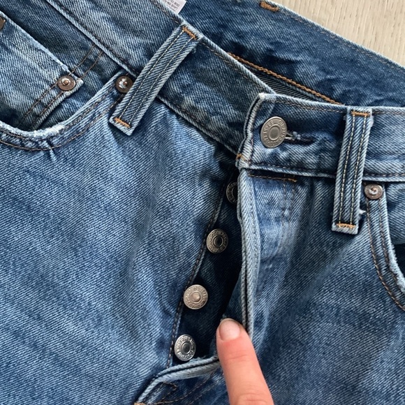 Levi’s 501 Ripped distressed buttons fly jeans high waist medium wash size 25‎ - Picture 10 of 16
